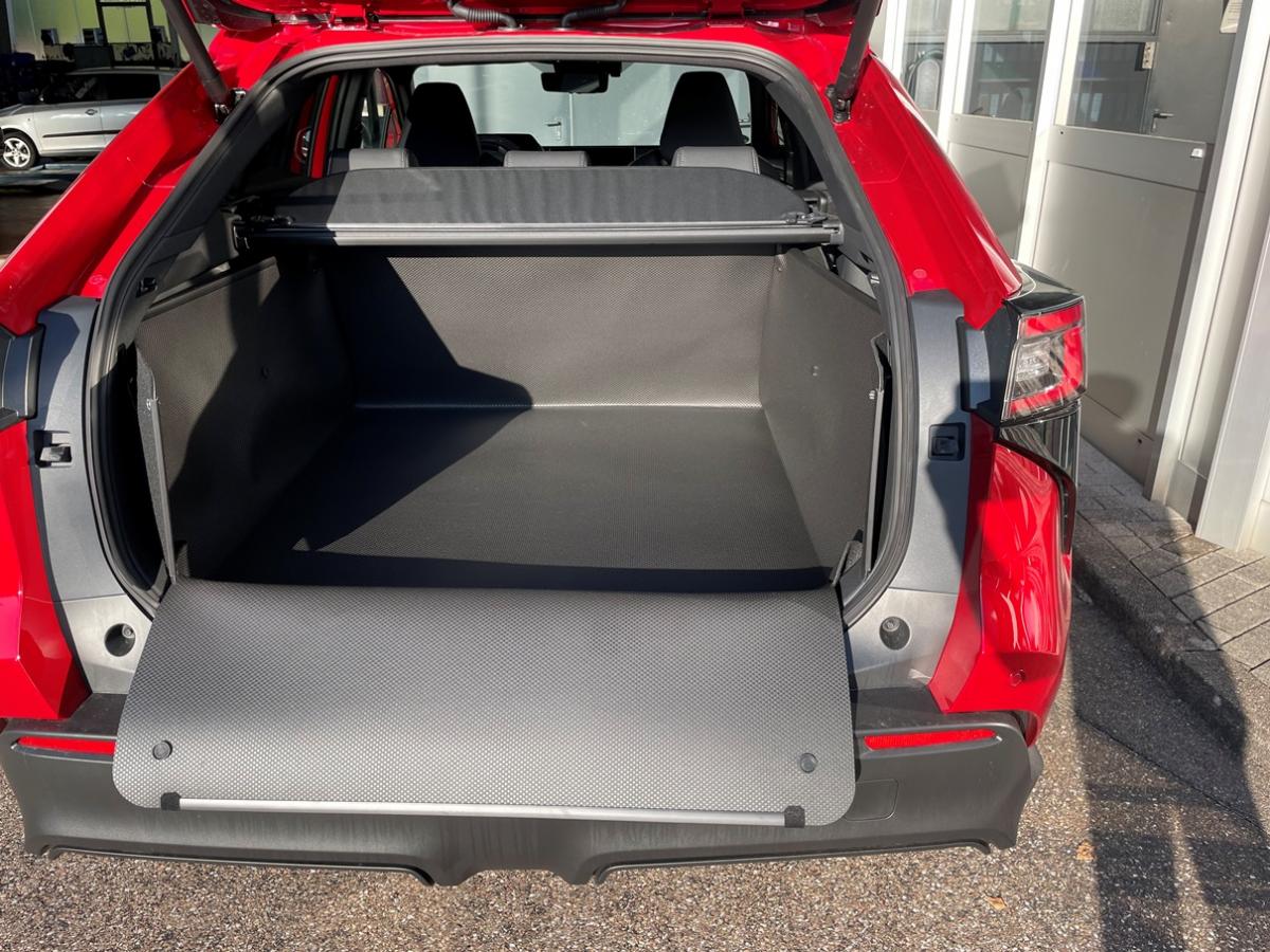 Kkofferraumwanne wie aus der Erstausstattung.  Subaru Solterra